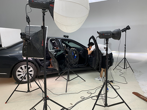 汽車(chē)産(chǎn)品廣告攝影 奔馳S500L純黑内飾汽車(chē) 車(chē)載靠枕産(chǎn)品攝影花(huā)絮 南京專業電(diàn)商(shāng)産(chǎn)品拍照公(gōng)司(圖1)