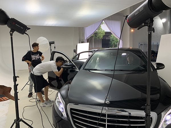 汽車(chē)産(chǎn)品廣告攝影 奔馳S500L純黑内飾汽車(chē) 車(chē)載靠枕産(chǎn)品攝影花(huā)絮 南京專業電(diàn)商(shāng)産(chǎn)品拍照公(gōng)司(圖3)