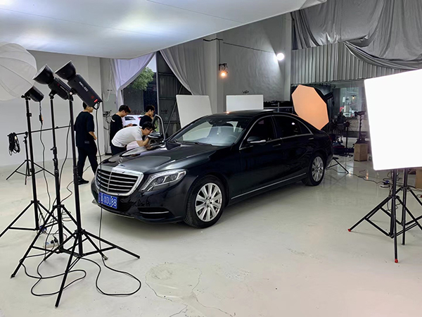 汽車(chē)産(chǎn)品廣告攝影 奔馳S500L純黑内飾汽車(chē) 車(chē)載靠枕産(chǎn)品攝影花(huā)絮 南京專業電(diàn)商(shāng)産(chǎn)品拍照公(gōng)司(圖5)